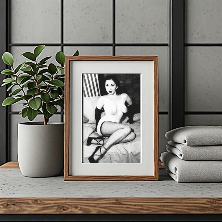 Pin-Up & Glamour an Over Shoulder Boudoir Portrait with Classic Glamour Styling, Studio Poise, and 4x6 Photo Print