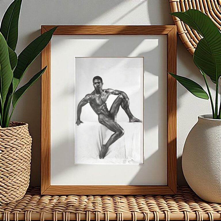 Male Physique High-contrast Crouching Physique Pose 4x6 Photo Print